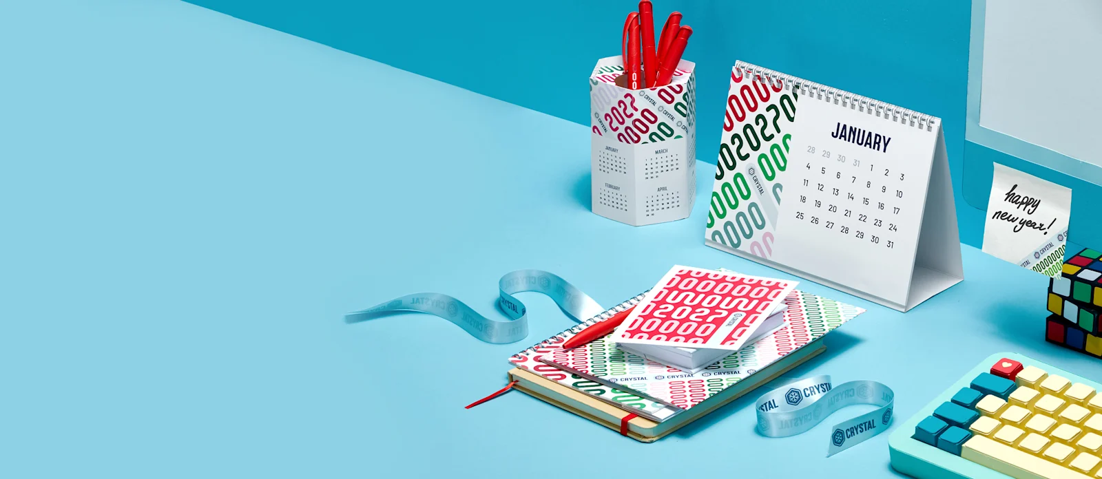 Schreibtisch mit Tischkalender, Stiftehalter, Notizbuch und Haftnotizen im gleichen Design