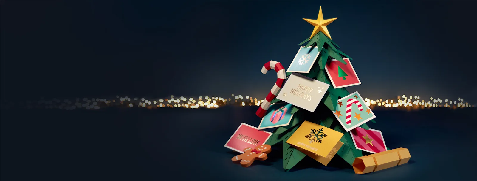 Christbaum aus Karton, behängt mit bunten Weihnachtskarten, vor Lichterkette